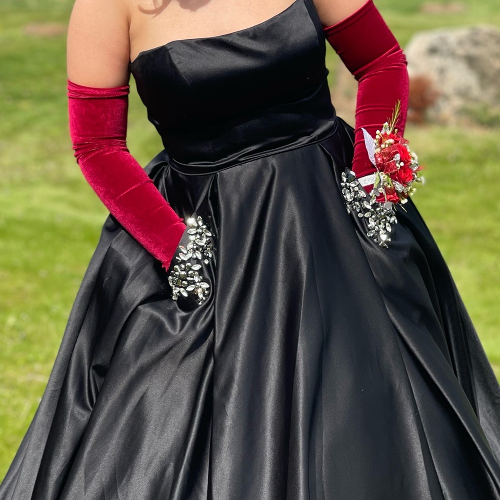 Black Sherri Hill Prom Dress with pockets Strapless